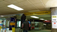 13.03.13 Die Wegweiser im Personnentunnel werden angebracht