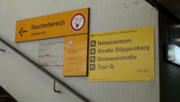 13.03.13 Die Wegweiser im Personnentunnel werden angebracht