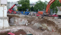 12.08.13 - Vom Tunnel ist nichts mehr zu sehen - dafr liegen die Grundmauern vom rx Vorbau frei.