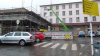 19.06.15 - Die Dachpappe wird per Gabelstabler vom Dach in den Container befrdert.