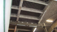 30.05.13 Die Decke im noch stehenbleibenden Teil wurde in den vergangende 2 Nchten zurckgebaut. Blick auf die ursprngliche Decke aus Glasbausteinen