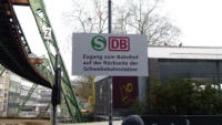 16.01.15 - Neues Hinweisschild am Schwebebahnausgang.