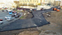 16.12.13 - Die erste Tragschicht wurde a. Diese dient als Baustellenzufahrt , wenn die Bahnhofstrae 2014 tiefergelegt wird.