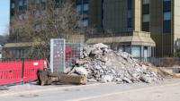 26.03.13 - Das haltestellendach ist ab. -Blick zur Treppe am Hotel