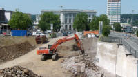 09.07.13 - Blick vom Hoteleingang zur Baustelle - die Sttzmauer wird freigelegt