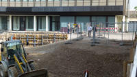 08.05.13 - Die Fugnger werden nun ber die neue Hotelzufahrt umgeleite