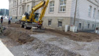 08.05.13 - Die Fugnger werden nun ber die neue Hotelzufahrt umgeleitet.