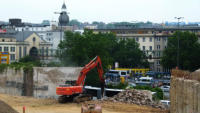 12.07.13 - Der erste Teil der  Sttzmauer zur Bahnhofsstrae ist heute gefallen.- Hier ist der Bagger bereits beim Zerlegen der Wand.