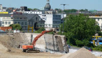18.07.13 - Der dritte Teil der  Sttzmauer zur Bahnhofsstrae ist heute gefallen.- Am Nachmittag wurde auch noch der vierte Teil umgelegt. 