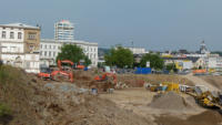 09.08.12 - Die Mauer zur Bahnhofsstrae witd zerkleinert. Links wird der Bau der Sttzwand zu Gleis 1 vorbereitet.
