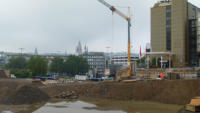 11.09.13 - Die Bauarbeiten an der neuen Sttzmauer gehen nun weiter. Hierzu wurde ein Turmdrehkran am 9.9.13 aufgebaut