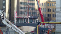 10.12.15 - Einbau der Fugngerbrcke vom Hotel zum Busbahnhof. Blick vom Parkdeck Sparkassenhochhaus.