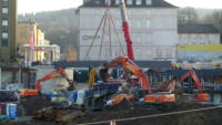 10.12.15 - Einbau der Fugngerbrcke vom Hotel zum Busbahnhof. Blick vom Schwebebahnhof Dppersberg.