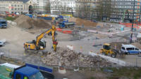 07.04.15 - Zwischengelagerte Betonstcke werden zerkleinert.