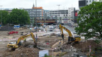24.06.15 - Die Wndes vom Graben der alten Gasleitung werden entfernt.
