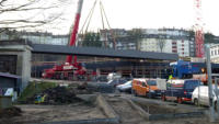 10.12.15 - Einbau der Fugngerbrcke vom Hotel zum Busbahnhof.