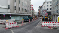 02.09.13 - Die erste Teerschicht wird eingebaut.