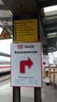 23.01.15 - Neue - aber falsche -Beschilderung. Die Pfeile 3 bis 6 weisen in die falsche Richtung. Der Ausgang zu diesen Ziele liegen am Ostausgang von Gleis 1