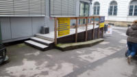 04.03.15 - Das alte falsche Schild hngt nun am Zugang zu Gleis 1.