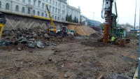 05.11.14 - Der Pfahlbohrer ist nun zum Erstellen der Sttzmauer im Einsatz.