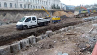 02.12.14 - Auf der Nordseite der B7 sind die  Pfhle fr die Absenkung nun fertig eingebracht.