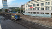 07.10.14 - Die Betonfahrbahn wurde auch entfernt.