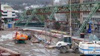 20.12.14 - Montage der Sttzenfr die prov. Fgngerbrcke afbebaut. Sie ersetzt in den nchsten Monaten den geschlossenen Personentunnel.