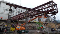 22.12.14 - Die provisoriche Fugngerbrcke wird aufgebaut.