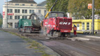 01.10.14 - Die Teerdecke wird abgefrst.