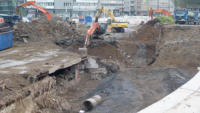 25.04.15 - Der Bereich der B7 hinter dem Fugngertunnel wird nun auch abgesengt.
