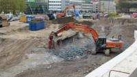 29.04.15 - Die Fundamente der alten Sttzmauer werden zerlegt.