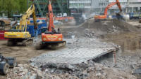 07.05.15 - Der Fugngertunnel im Bereich der Fahrbahn wird nun rckgebaut. Beim Bau wurden viele Stahltrger eingebaut.