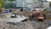 08.05.15 - Der Beton zwischen den Stahltrgern wird nun entfernt.