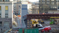 13.01.15 - Am Morgen wurd die 3 Elemente des Aufzugturms montiert.
