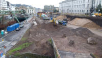 28.01.15 - Die alte Fahrbahn wird nun abgebaggert. Blick vom Sparkassen-Parkhaus