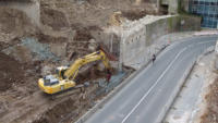 26.03.15 - Die Reste der alten Brckenlager werden entfernt. Die Baustelle wurde nun komplett bis zum Fahrbahnrand gesperrt. Das Verbot fr Fgnger  strt aber einige Zeitgenossen wenig. 