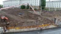 13.07.15 -  Parallel zum Betonieren des Brckenpfeilerfundamentes wurde oberhalb eine Arbeitsflche angelegt. Links unten ist der Bagger dabei einen alten Kanal zu entfernen.