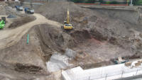 18.07.15 - Der alte Kanal wurde mit einer Betonplombe verschlossen.Das Erdreich wird zum reyceceln zum ex Busbahnhof gefahren.