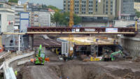 07.10.15 - Die neue Feschftsbrcke macht groe Fortschritte.