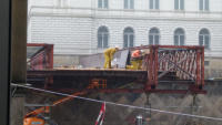 08.01.2015 - Die Seitenverkleidung der Brcke wird Montiert.