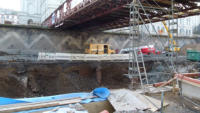 18.02.15 - Im Bereich der Fugngerbrcke wurde mit der Tieferlegung der B 7 begonnen.