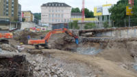 16.06.15 - Weitere Fundamendteile der alten Mauer werden entfernt.