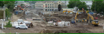 21.07.15 - Die Baustelle hat sich erneut stark verndert. Auf dem Rest der alten Bahnhofstrae werden noch Erdberge getrennt.