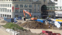 14.04.15 - Hier wird das Erdreich der Bahnhofstrae durchgesiebt.