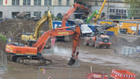 25.04.15 - Der Bereich der B 7 auf Hhe des ex Busbahnhofes wird nun die Betonfahrbahn zerlegt.