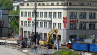 07.05.15 - Der Fugngertunnel im Bereich der Fahrbahn wird nun rckgebaut. Beim Bau wurden viele Stahltrger eingebaut.