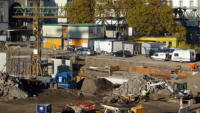 02.11.15 -  Die Sttzmauer zum Wupperpark wchst weiter.