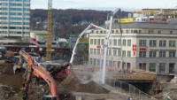 04.11.15 - Die Geschftsbrcke wird nun gegossen. Im Einsatz sind gleich 2 Betonpumpen.