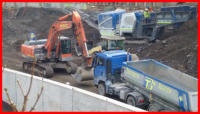 25.02.16 - der LKW wird abgeschleppt. Er hatte sich im weichen Boden festgefahren.