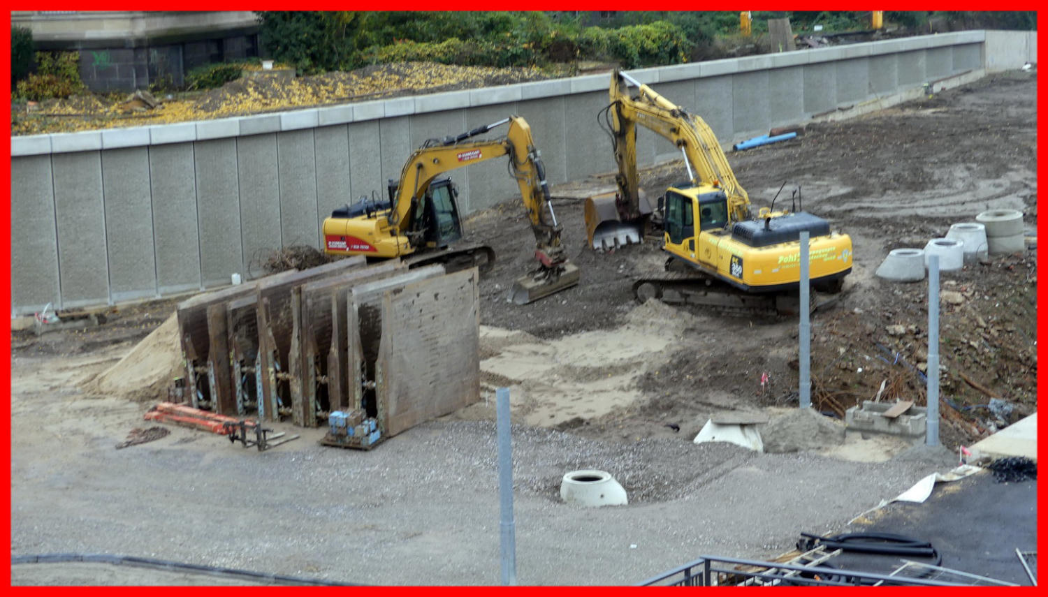 08.11.16 - Ein Webcam Blick vom 19 Stock der Sparkasse zeigt wieweit der Straenbau bereits ist. Rechts werden noch Wasserrohre angeschlossen.